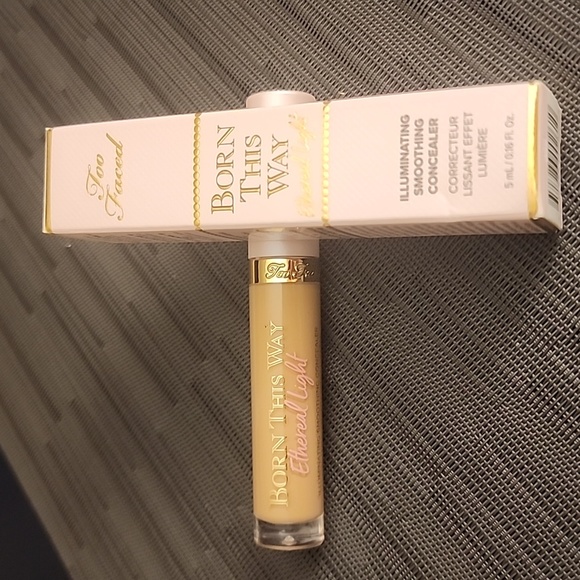 Too Faced Born This Way Ethereal Light Illuminating Smoothing Concealer - Picture 4 of 5
